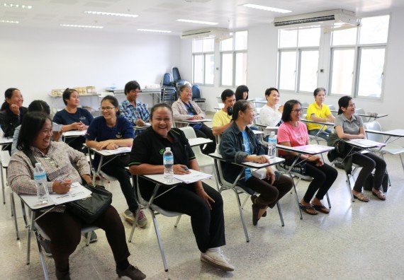 ภาพกิจกรรม โปรแกรมวิชาวิทยาศาสตร์และเทคโนโลยีการอาหาร จัดอบรมเชิงปฏิบัติการ เรื่อง สุขลักษณะที่ดีในการผลิตอาหารและการยื่นขอมาตรฐานการผลิตอาหาร