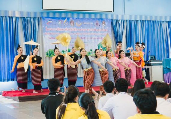 ภาพกิจกรรม ค่ายอาสาบำเพ็ญประโยชน์เพื่อส่งเสริมสร้างจริยธรรมและบูรณาการการเรียนรู้ เพื่อทำนุบำรุงศิลปวัฒนธรรม ครั้งที่ 5