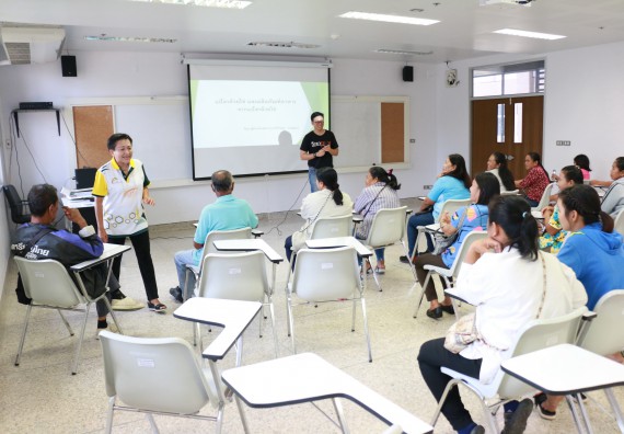 ภาพกิจกรรม คณะวิทยาศาสตร์และเทคโนโลยี จัดอบรมเชิงปฏิบัติการ เรื่อง การส่งเสริมอาชีพเพื่อเพิ่มรายได้แก่ชุมชน รุ่นที่ 1
