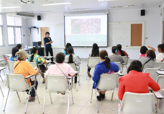 ภาพกิจกรรม คณะวิทยาศาสตร์และเทคโนโลยี จัดอบรมเชิงปฏิบัติการ เรื่อง การส่งเสริมอาชีพเพื่อเพิ่มรายได้แก่ชุมชน รุ่นที่ 1