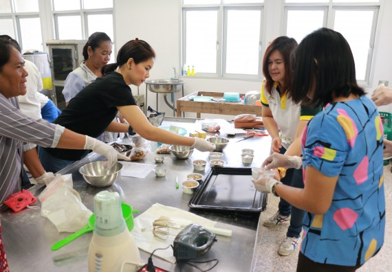 ภาพกิจกรรม คณะวิทยาศาสตร์และเทคโนโลยี จัดอบรมเชิงปฏิบัติการ เรื่อง การส่งเสริมอาชีพเพื่อเพิ่มรายได้แก่ชุมชน รุ่นที่ 1