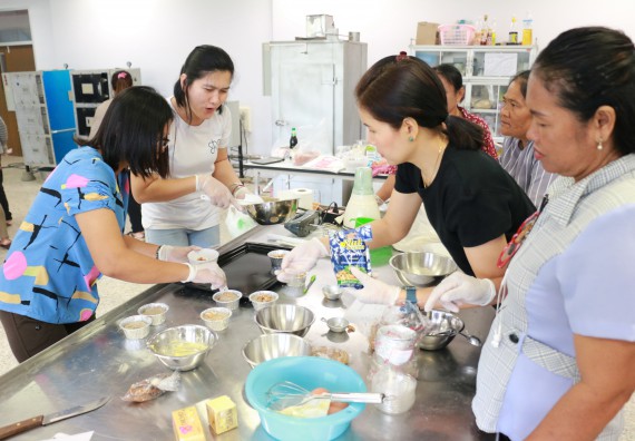 ภาพกิจกรรม คณะวิทยาศาสตร์และเทคโนโลยี จัดอบรมเชิงปฏิบัติการ เรื่อง การส่งเสริมอาชีพเพื่อเพิ่มรายได้แก่ชุมชน รุ่นที่ 1