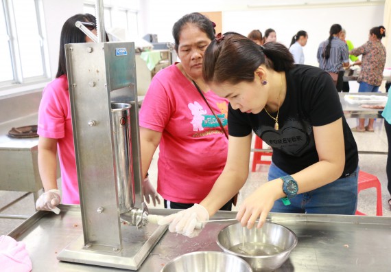 ภาพกิจกรรม คณะวิทยาศาสตร์และเทคโนโลยี จัดอบรมเชิงปฏิบัติการ เรื่อง การส่งเสริมอาชีพเพื่อเพิ่มรายได้แก่ชุมชน รุ่นที่ 1