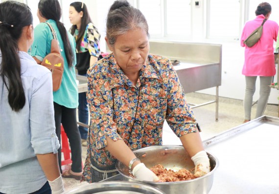 ภาพกิจกรรม คณะวิทยาศาสตร์และเทคโนโลยี จัดอบรมเชิงปฏิบัติการ เรื่อง การส่งเสริมอาชีพเพื่อเพิ่มรายได้แก่ชุมชน รุ่นที่ 1