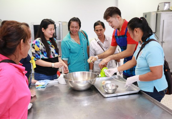 ภาพกิจกรรม คณะวิทยาศาสตร์และเทคโนโลยี จัดอบรมเชิงปฏิบัติการ เรื่อง การส่งเสริมอาชีพเพื่อเพิ่มรายได้แก่ชุมชน รุ่นที่ 1