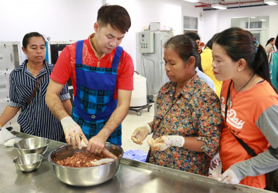 ภาพกิจกรรม คณะวิทยาศาสตร์และเทคโนโลยี จัดอบรมเชิงปฏิบัติการ เรื่อง การส่งเสริมอาชีพเพื่อเพิ่มรายได้แก่ชุมชน รุ่นที่ 1