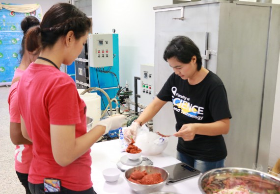 ภาพกิจกรรม คณะวิทยาศาสตร์และเทคโนโลยี จัดอบรมเชิงปฏิบัติการ เรื่อง การส่งเสริมอาชีพเพื่อเพิ่มรายได้แก่ชุมชน รุ่นที่ 1