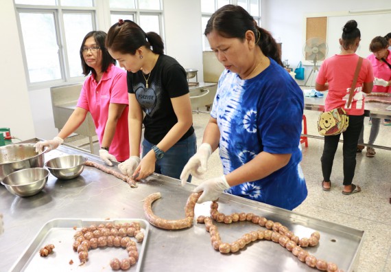 ภาพกิจกรรม คณะวิทยาศาสตร์และเทคโนโลยี จัดอบรมเชิงปฏิบัติการ เรื่อง การส่งเสริมอาชีพเพื่อเพิ่มรายได้แก่ชุมชน รุ่นที่ 1