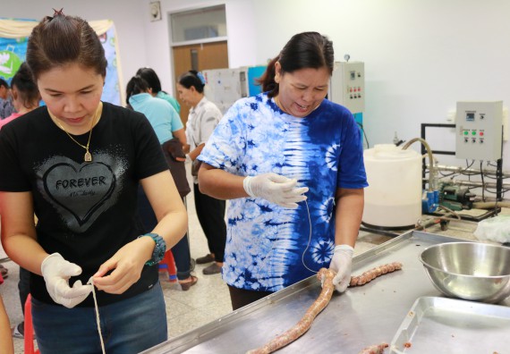ภาพกิจกรรม คณะวิทยาศาสตร์และเทคโนโลยี จัดอบรมเชิงปฏิบัติการ เรื่อง การส่งเสริมอาชีพเพื่อเพิ่มรายได้แก่ชุมชน รุ่นที่ 1