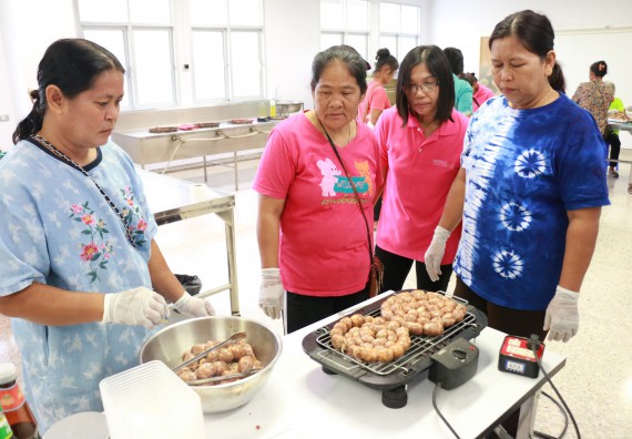 ภาพกิจกรรม คณะวิทยาศาสตร์และเทคโนโลยี จัดอบรมเชิงปฏิบัติการ เรื่อง การส่งเสริมอาชีพเพื่อเพิ่มรายได้แก่ชุมชน รุ่นที่ 1