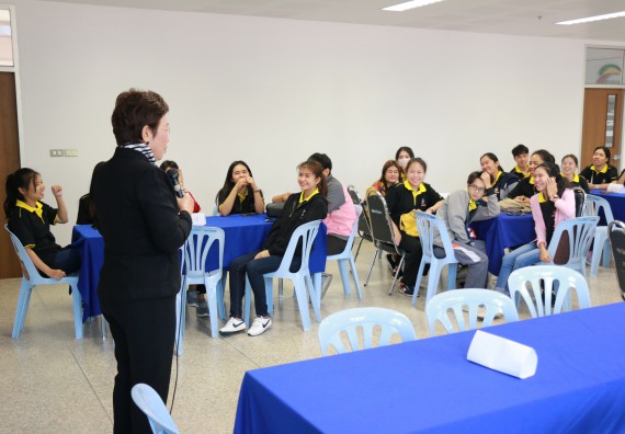 ภาพกิจกรรม โปรแกรมวิชาเคมี จัดอบรมเส้นทางอาชีพครูในอนาคต