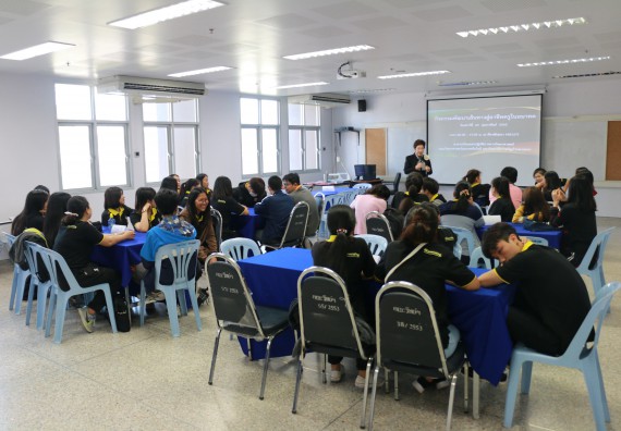 ภาพกิจกรรม โปรแกรมวิชาเคมี จัดอบรมเส้นทางอาชีพครูในอนาคต