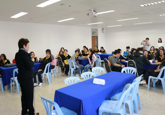 ภาพกิจกรรม โปรแกรมวิชาเคมี จัดอบรมเส้นทางอาชีพครูในอนาคต