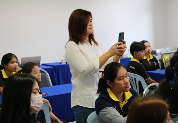 ภาพกิจกรรม โปรแกรมวิชาเคมี จัดอบรมเส้นทางอาชีพครูในอนาคต