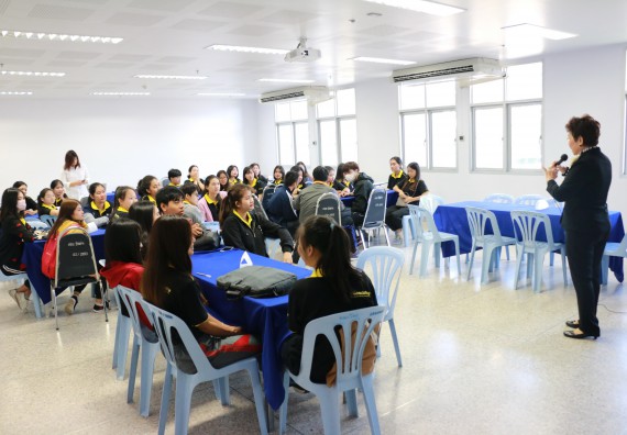 ภาพกิจกรรม โปรแกรมวิชาเคมี จัดอบรมเส้นทางอาชีพครูในอนาคต