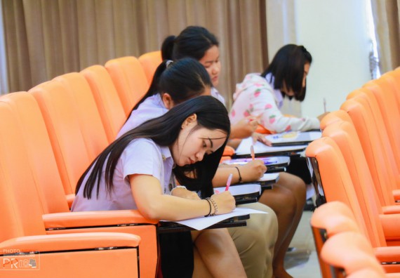 ภาพกิจกรรม นักศึกษาคณะวิทยาศาสตร์และเทคโนโลยี เข้าร่วมโครงการประกวดการเขียนเรียงความ ศาสตร์ของพระราชาช่วยพัฒนาประเทศชาติ