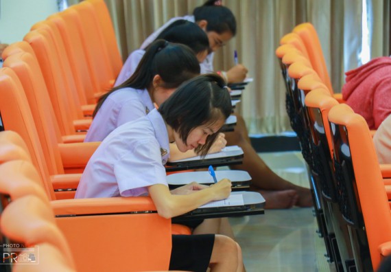 ภาพกิจกรรม นักศึกษาคณะวิทยาศาสตร์และเทคโนโลยี เข้าร่วมโครงการประกวดการเขียนเรียงความ ศาสตร์ของพระราชาช่วยพัฒนาประเทศชาติ