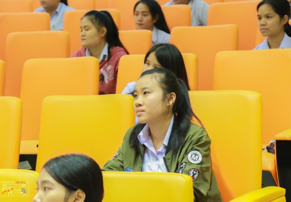 ภาพกิจกรรม นักศึกษาคณะวิทยาศาสตร์และเทคโนโลยี เข้าร่วมโครงการประกวดการเขียนเรียงความ ศาสตร์ของพระราชาช่วยพัฒนาประเทศชาติ