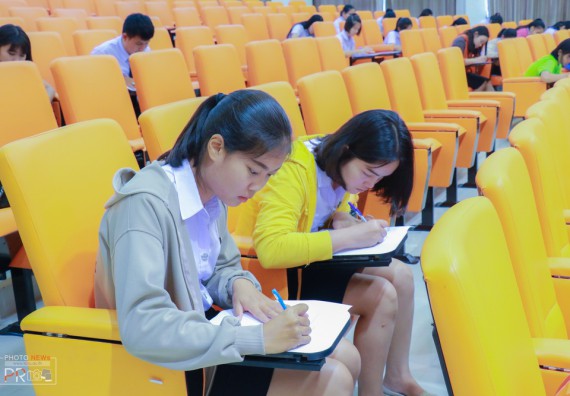 ภาพกิจกรรม นักศึกษาคณะวิทยาศาสตร์และเทคโนโลยี เข้าร่วมโครงการประกวดการเขียนเรียงความ ศาสตร์ของพระราชาช่วยพัฒนาประเทศชาติ