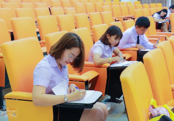 ภาพกิจกรรม นักศึกษาคณะวิทยาศาสตร์และเทคโนโลยี เข้าร่วมโครงการประกวดการเขียนเรียงความ ศาสตร์ของพระราชาช่วยพัฒนาประเทศชาติ