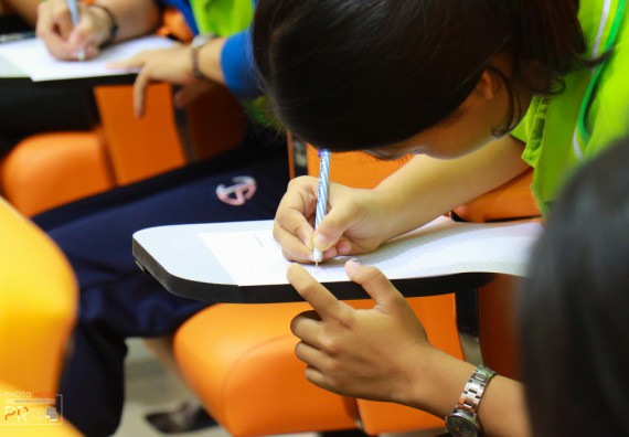 ภาพกิจกรรม นักศึกษาคณะวิทยาศาสตร์และเทคโนโลยี เข้าร่วมโครงการประกวดการเขียนเรียงความ ศาสตร์ของพระราชาช่วยพัฒนาประเทศชาติ