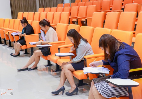 ภาพกิจกรรม นักศึกษาคณะวิทยาศาสตร์และเทคโนโลยี เข้าร่วมโครงการประกวดการเขียนเรียงความ ศาสตร์ของพระราชาช่วยพัฒนาประเทศชาติ