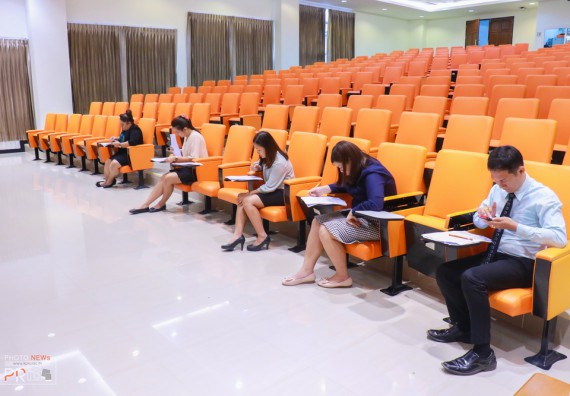 ภาพกิจกรรม นักศึกษาคณะวิทยาศาสตร์และเทคโนโลยี เข้าร่วมโครงการประกวดการเขียนเรียงความ ศาสตร์ของพระราชาช่วยพัฒนาประเทศชาติ