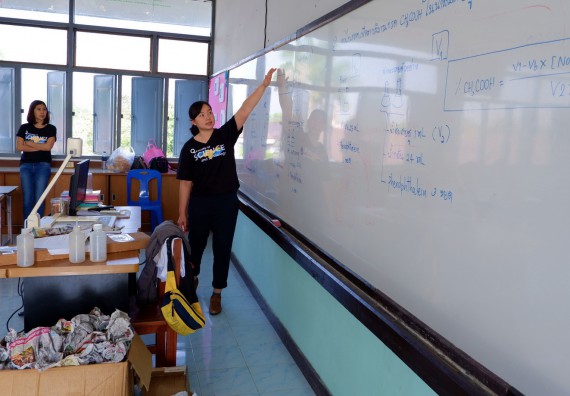 ภาพกิจกรรม โปรแกรมวิชาเคมี จัดอบรมเชิงปฏิบัติการการทำโครงงานทางเคมีโรงเรียนวังแขมวิทยาคม