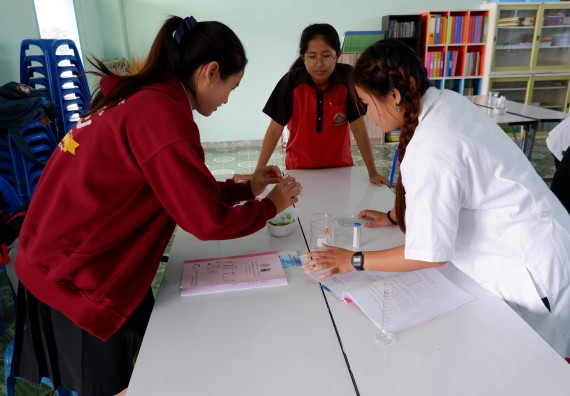 ภาพกิจกรรม โปรแกรมวิชาเคมี จัดอบรมเชิงปฏิบัติการการทำโครงงานทางเคมีโรงเรียนวังแขมวิทยาคม