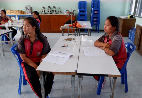 ภาพกิจกรรม โปรแกรมวิชาเคมี จัดอบรมเชิงปฏิบัติการการทำโครงงานทางเคมีโรงเรียนวังแขมวิทยาคม