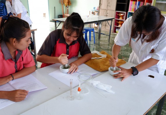 ภาพกิจกรรม โปรแกรมวิชาเคมี จัดอบรมเชิงปฏิบัติการการทำโครงงานทางเคมีโรงเรียนวังแขมวิทยาคม