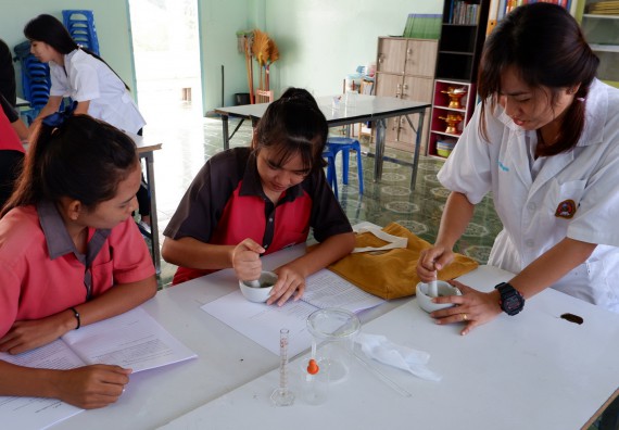 ภาพกิจกรรม โปรแกรมวิชาเคมี จัดอบรมเชิงปฏิบัติการการทำโครงงานทางเคมีโรงเรียนวังแขมวิทยาคม