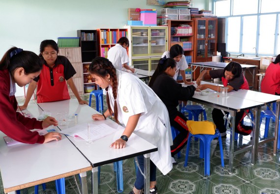 ภาพกิจกรรม โปรแกรมวิชาเคมี จัดอบรมเชิงปฏิบัติการการทำโครงงานทางเคมีโรงเรียนวังแขมวิทยาคม