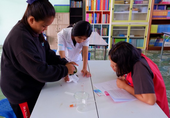 ภาพกิจกรรม โปรแกรมวิชาเคมี จัดอบรมเชิงปฏิบัติการการทำโครงงานทางเคมีโรงเรียนวังแขมวิทยาคม