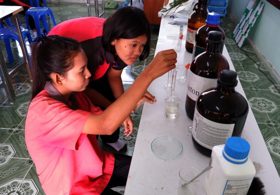 ภาพกิจกรรม โปรแกรมวิชาเคมี จัดอบรมเชิงปฏิบัติการการทำโครงงานทางเคมีโรงเรียนวังแขมวิทยาคม