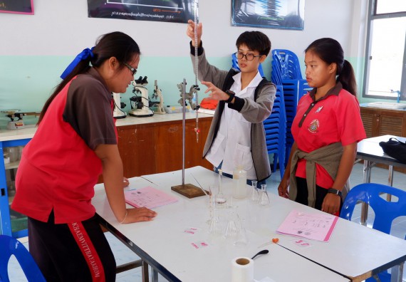 ภาพกิจกรรม โปรแกรมวิชาเคมี จัดอบรมเชิงปฏิบัติการการทำโครงงานทางเคมีโรงเรียนวังแขมวิทยาคม