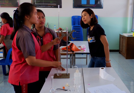 ภาพกิจกรรม โปรแกรมวิชาเคมี จัดอบรมเชิงปฏิบัติการการทำโครงงานทางเคมีโรงเรียนวังแขมวิทยาคม