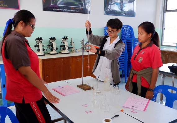 ภาพกิจกรรม โปรแกรมวิชาเคมี จัดอบรมเชิงปฏิบัติการการทำโครงงานทางเคมีโรงเรียนวังแขมวิทยาคม