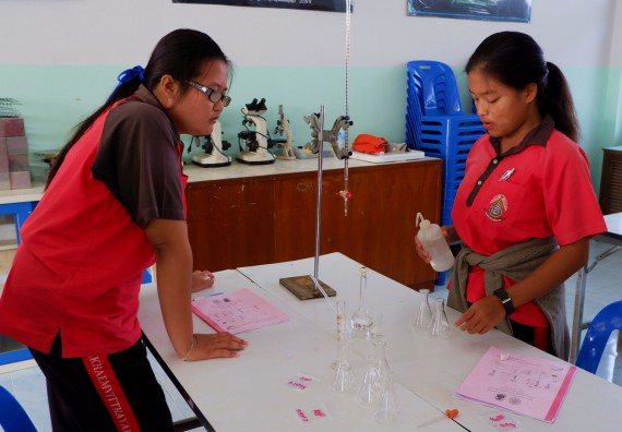 ภาพกิจกรรม โปรแกรมวิชาเคมี จัดอบรมเชิงปฏิบัติการการทำโครงงานทางเคมีโรงเรียนวังแขมวิทยาคม