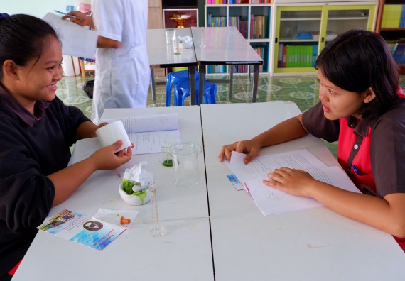 ภาพกิจกรรม โปรแกรมวิชาเคมี จัดอบรมเชิงปฏิบัติการการทำโครงงานทางเคมีโรงเรียนวังแขมวิทยาคม