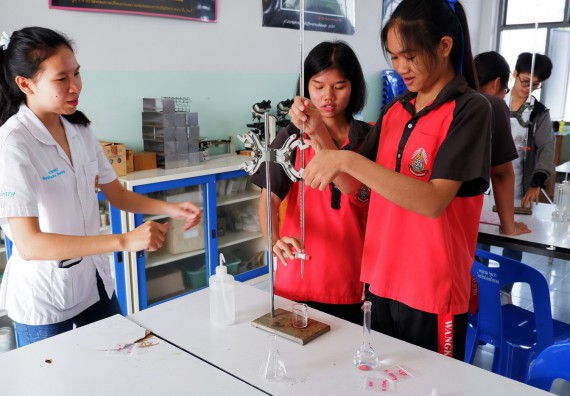 ภาพกิจกรรม โปรแกรมวิชาเคมี จัดอบรมเชิงปฏิบัติการการทำโครงงานทางเคมีโรงเรียนวังแขมวิทยาคม