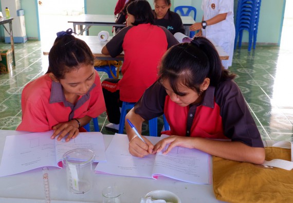 ภาพกิจกรรม โปรแกรมวิชาเคมี จัดอบรมเชิงปฏิบัติการการทำโครงงานทางเคมีโรงเรียนวังแขมวิทยาคม