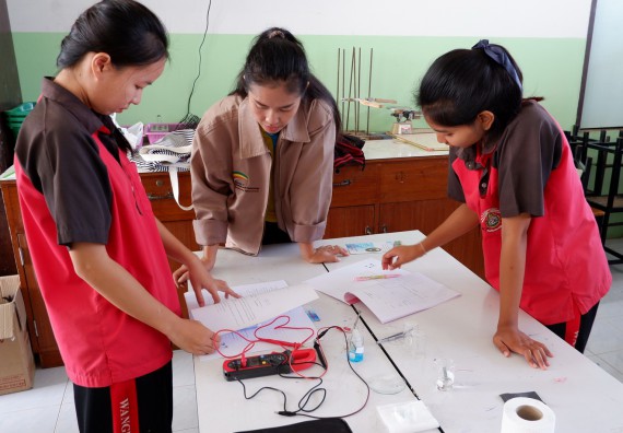 ภาพกิจกรรม โปรแกรมวิชาเคมี จัดอบรมเชิงปฏิบัติการการทำโครงงานทางเคมีโรงเรียนวังแขมวิทยาคม