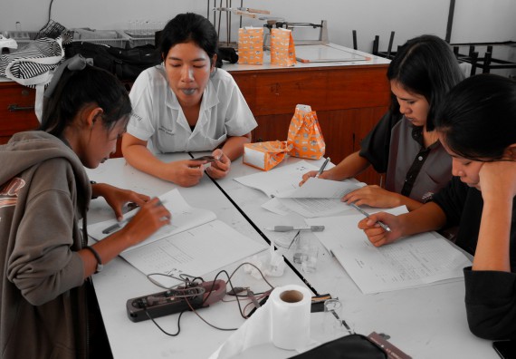 ภาพกิจกรรม โปรแกรมวิชาเคมี จัดอบรมเชิงปฏิบัติการการทำโครงงานทางเคมีโรงเรียนวังแขมวิทยาคม