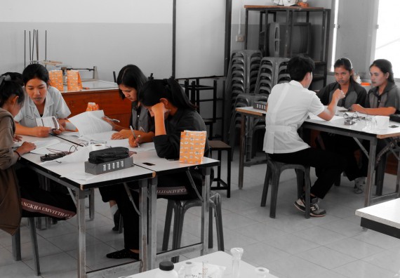 ภาพกิจกรรม โปรแกรมวิชาเคมี จัดอบรมเชิงปฏิบัติการการทำโครงงานทางเคมีโรงเรียนวังแขมวิทยาคม