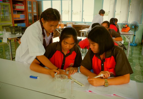 ภาพกิจกรรม โปรแกรมวิชาเคมี จัดอบรมเชิงปฏิบัติการการทำโครงงานทางเคมีโรงเรียนวังแขมวิทยาคม