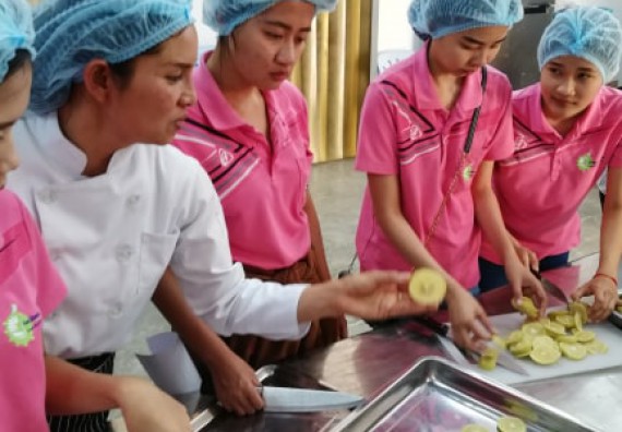 ภาพกิจกรรม โปรแกรมวิชาวิทยาศาสตร์และเทคโนโลยีการอาหาร จัดอบรมเชิงปฏิบัติการ เรื่อง การพัฒนาผลิตภัณฑ์จากข้าวและมะนาว