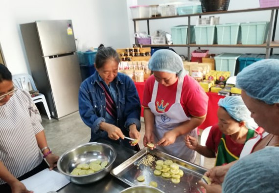 ภาพกิจกรรม โปรแกรมวิชาวิทยาศาสตร์และเทคโนโลยีการอาหาร จัดอบรมเชิงปฏิบัติการ เรื่อง การพัฒนาผลิตภัณฑ์จากข้าวและมะนาว