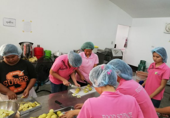 ภาพกิจกรรม โปรแกรมวิชาวิทยาศาสตร์และเทคโนโลยีการอาหาร จัดอบรมเชิงปฏิบัติการ เรื่อง การพัฒนาผลิตภัณฑ์จากข้าวและมะนาว