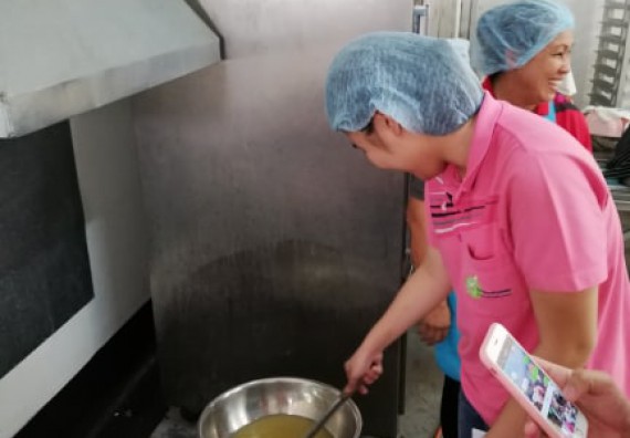 ภาพกิจกรรม โปรแกรมวิชาวิทยาศาสตร์และเทคโนโลยีการอาหาร จัดอบรมเชิงปฏิบัติการ เรื่อง การพัฒนาผลิตภัณฑ์จากข้าวและมะนาว